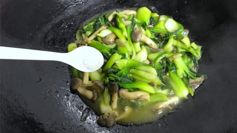 秀珍菇炒青菜,再加入适量<a style='color:red;display:inline-block;' href='/shicai/ 10588'>糖</a>调味后即可出锅。