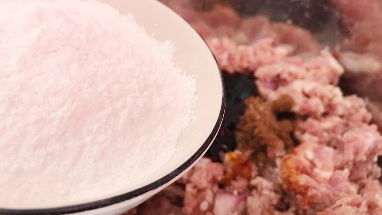 红烧炸肉丸,倒入适量淀粉