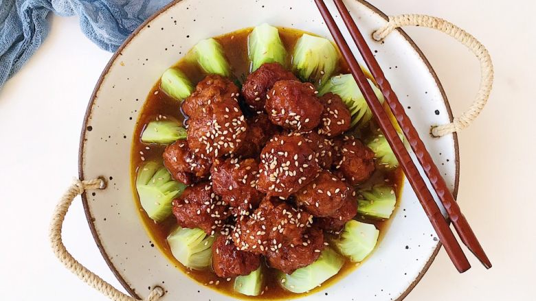 红烧炸肉丸,最后撒上熟芝麻即可