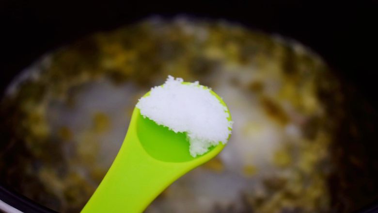 猪肉菜粥,煮好后等自动阀气消气后打开锅盖,再根据个人口味加入盐调味即可