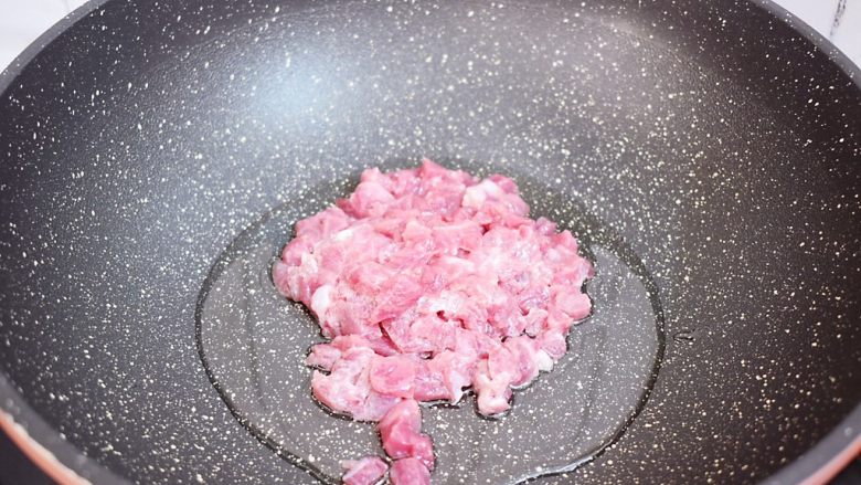 猪肉菜粥,锅中倒入适量的食用油烧热,放入瘦肉翻炒至变色变白