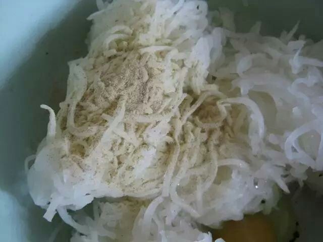 黄金萝卜丸子,加入五香粉,味精等调味。(依个人口味添加)