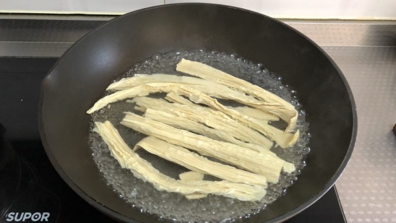 凉拌腐竹,开水下锅焯烫2分钟,捞出过凉水