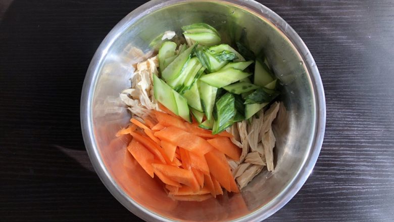 凉拌腐竹,将胡萝卜,黄瓜,腐竹倒入盆中