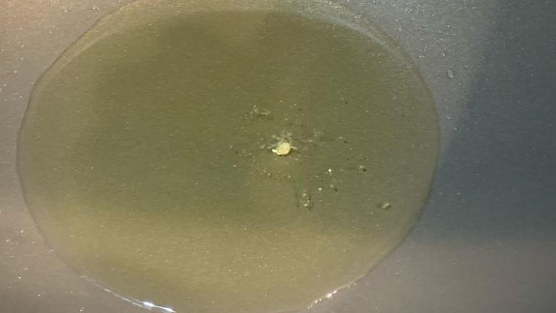 酥炸肉条,炒鍋中加入約4-5大匙的油,燒熱後丟一顆地瓜粉測試,冒泡泡就是油溫足夠了!