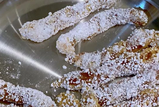 酥炸肉条,將肉條一條一條放入裝有足量(我用了大約5-6大匙)地瓜粉的碗中,沾滿粉後稍微抖掉多餘的粉。