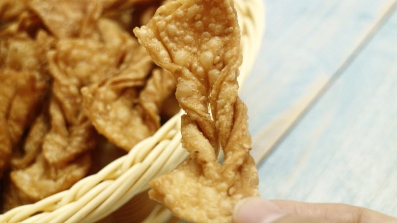 炸排叉(麻叶),黄灿灿的,香脆可口