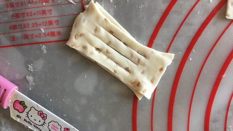 炸排叉(麻叶),然后将每个切好的小长方形面片两个一组叠一下,在上面划3刀
