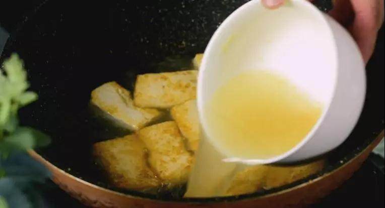豆腐加火腿能做出如此美味,倒入高汤,开大火煮沸