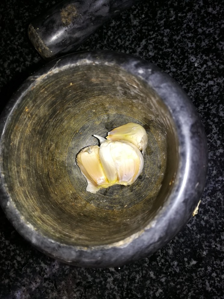 绝对高颜值的凉拌菜,而且还可以防癌癌呢,你值得拥有,锅里烧水,准备调料,蒜瓣捣烂