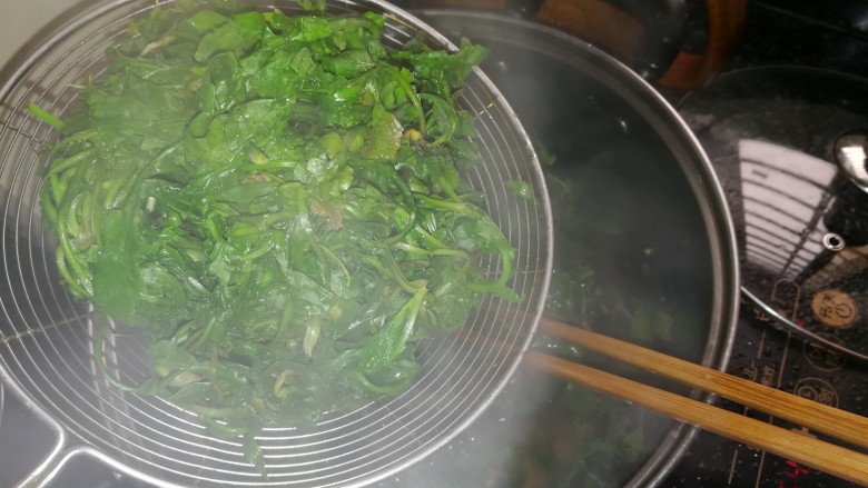 绝对高颜值的凉拌菜,而且还可以防癌癌呢,你值得拥有,捞起沥干