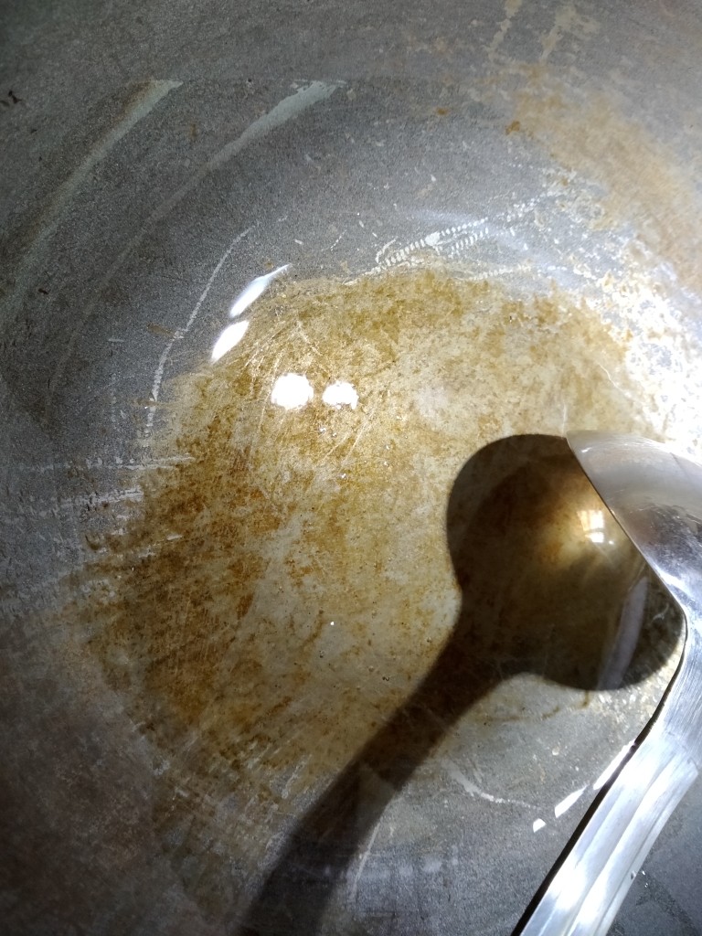 蒜苗炒腊肉,锅烧热,放油。