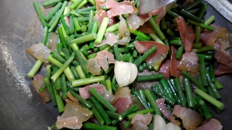 蒜苗炒腊肉,然后放入蒜苗,大火爆炒下