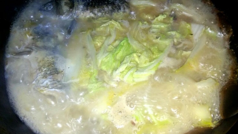 白菜炖鲫鱼,大火烧开,白菜变软关火