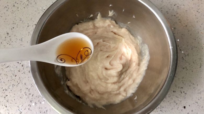 杂蔬山药鸡肉小方,加入一勺料酒;