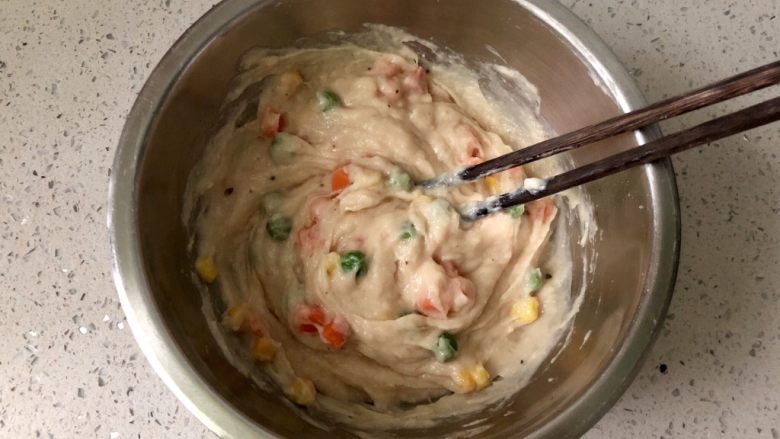 杂蔬山药鸡肉小方,最后滴几滴香油,把所有食材搅拌均匀。