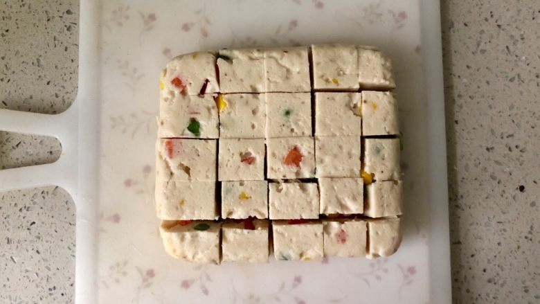 杂蔬山药鸡肉小方,把鸡胸肉和山药一起放进料理机打成泥状(我用的是摩飞食物处理器)。一开始打可能比较困难,因为没有加水,但搅拌一会儿,山药打散后,就会膨胀,起到水的作用。