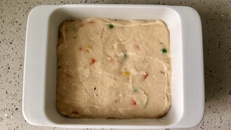 杂蔬山药鸡肉小方,蒸好后,把方盘倒扣,鸡肉块脱落,再用干净的刀切成小块即可。