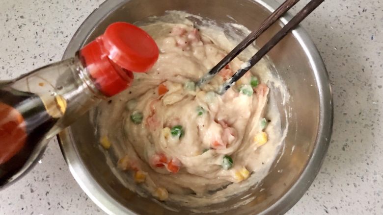 杂蔬山药鸡肉小方,取一个方形的容器,底部和四周抹一层油,然后把鸡肉泥倒进去,用勺子或硅胶刮刀抹平表面。