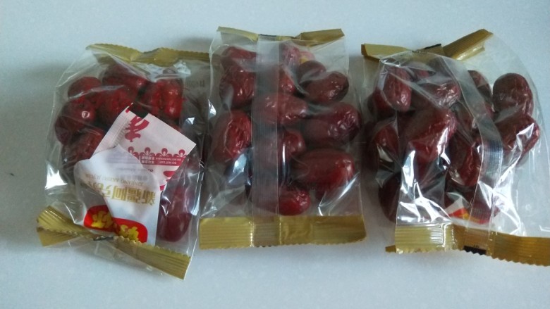 新文美食 北京特色小吃蒸年糕,红枣三袋,一袋17个,一共51个。