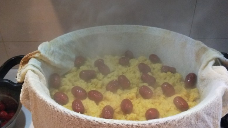 新文美食 北京特色小吃蒸年糕,撒上一层<a style='color:red;display:inline-block;' href='/shicai/ 2471'>大枣</a>。