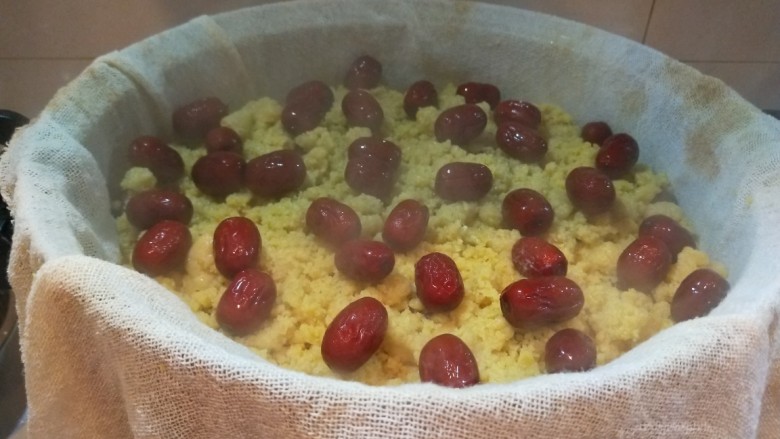 新文美食 北京特色小吃蒸年糕,在加一层大枣。