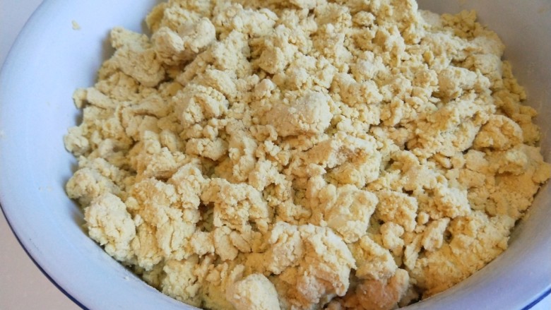 新文美食 北京特色小吃蒸年糕,搅拌成面絮没有干面为止。