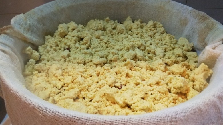 新文美食 北京特色小吃蒸年糕,在撒上一层黄米坨。