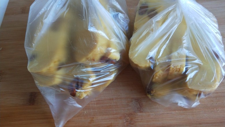 新文美食 北京特色小吃蒸年糕,装入保鲜袋放冷冻保存。