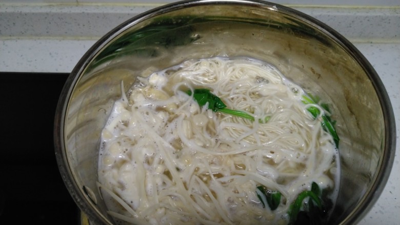 鸡肉面条,面条断生,放入金针菇。