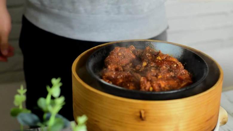 快手粉蒸肉,简简单单就可以完成的一道美食,放入蒸锅,盖上盖子,中小火蒸1小时左右。