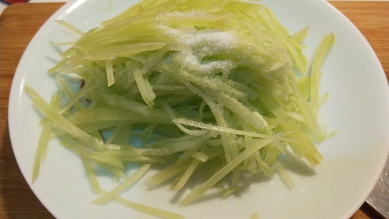 鸡蛋午餐肉面条煎饼,<a style='color:red;display:inline-block;' href='/shicai/ 124'>莴笋</a>去皮切丝撒上适量盐抓均匀。挤出水分。