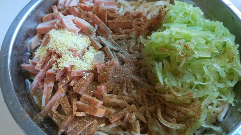 鸡蛋午餐肉面条煎饼,加入<a style='color:red;display:inline-block;' href='/shicai/ 756'>鸡精</a>，<a style='color:red;display:inline-block;' href='/shicai/ 744'>五香粉</a>，<a style='color:red;display:inline-block;' href='/shicai/ 146542'>孜然粉</a>，盐。