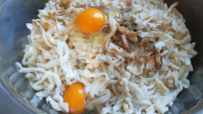 鸡蛋午餐肉面条煎饼,打入两个<a style='color:red;display:inline-block;' href='/shicai/ 9'>鸡蛋</a>。