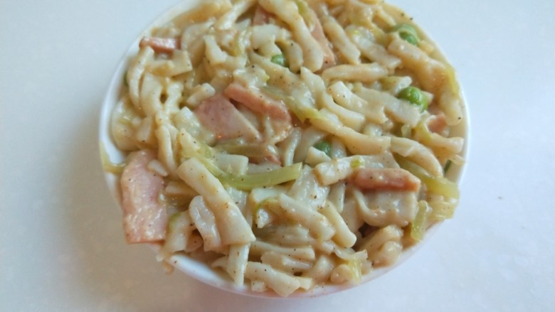 鸡蛋午餐肉面条煎饼,把面条碎装入调料碟。
