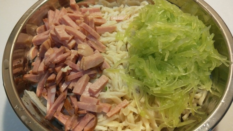 鸡蛋午餐肉面条煎饼,加入笋丝火腿丝,午餐肉丝,葱姜末。