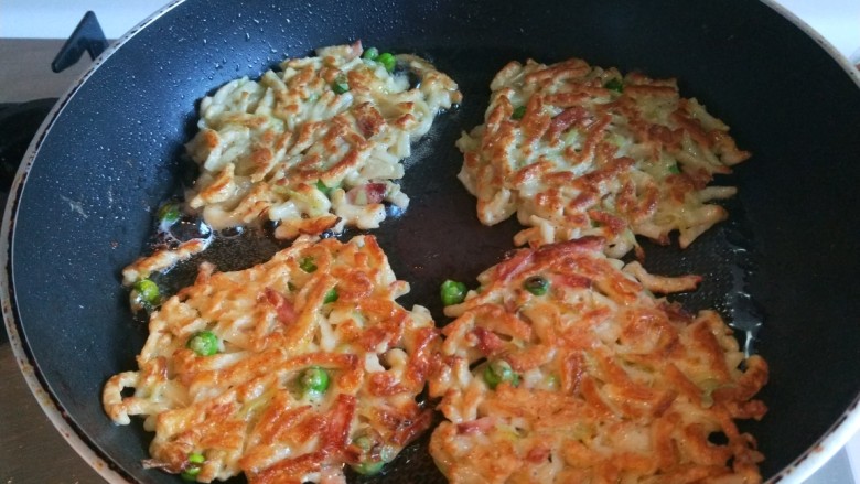 鸡蛋午餐肉面条煎饼,小火煎制两面金黄出锅。