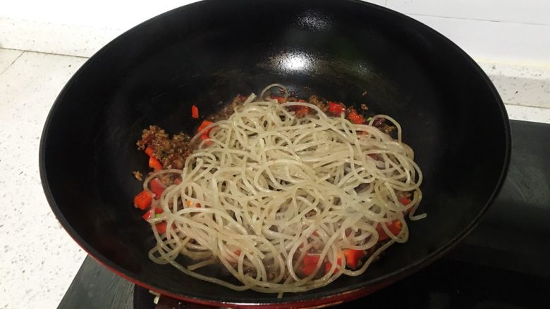 家常版蚂蚁上树,粉条倒入,翻炒几分钟到均匀。