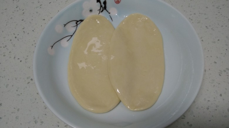 鸡汤烩面,均匀涂上油,盖上保鲜膜醒2小时以上。