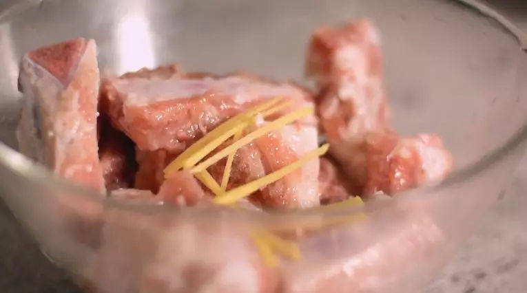 豆豉蒸排骨,广东名菜做法超简单,鲜香嫩弹,怎么吃都不腻,加入糖、花生油、姜丝,再次放入冰箱冷藏半小时