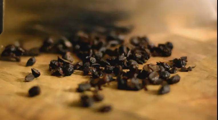 豆豉蒸排骨,广东名菜做法超简单,鲜香嫩弹,怎么吃都不腻,豆豉、蒜,切末备用