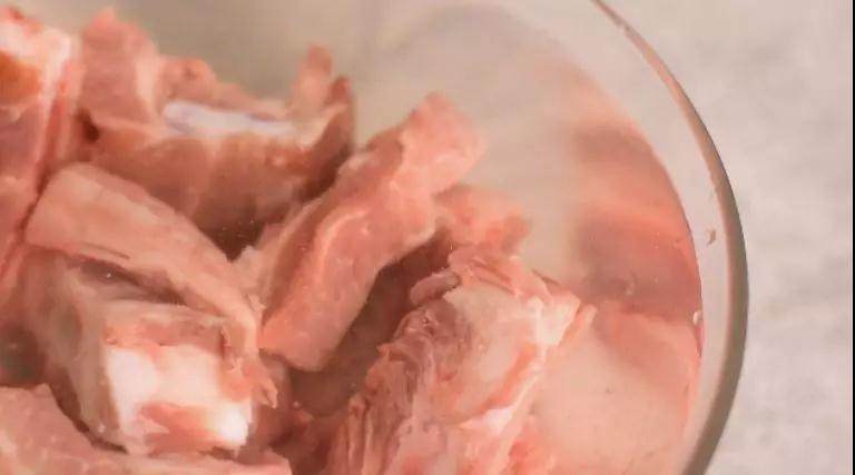 豆豉蒸排骨,广东名菜做法超简单,鲜香嫩弹,怎么吃都不腻,用冷水浸泡半小时去血水,再用厨房用纸吸干水分