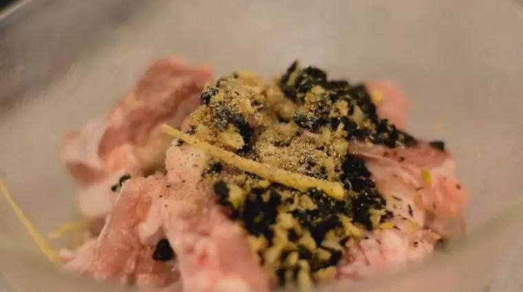 豆豉蒸排骨,广东名菜做法超简单,鲜香嫩弹,怎么吃都不腻,倒入排骨中,再加入白酒、胡椒粉、水淀粉,拌匀腌制15分钟