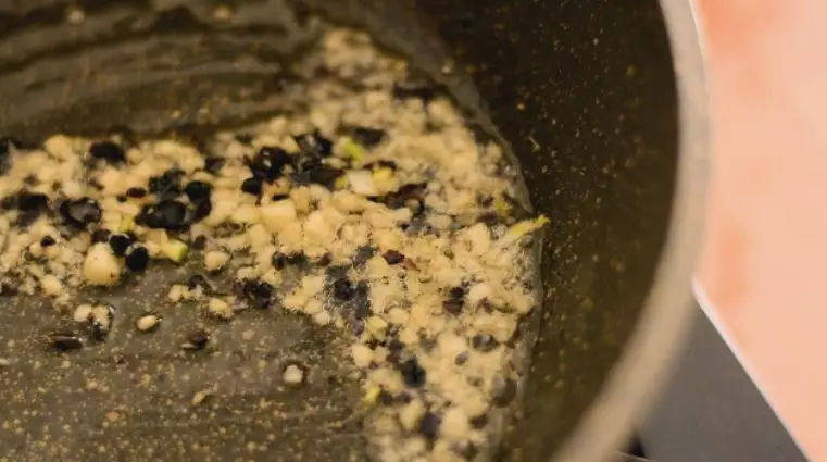 豆豉蒸排骨,广东名菜做法超简单,鲜香嫩弹,怎么吃都不腻,起油锅,倒入蒜末、豆豉,炒出香气