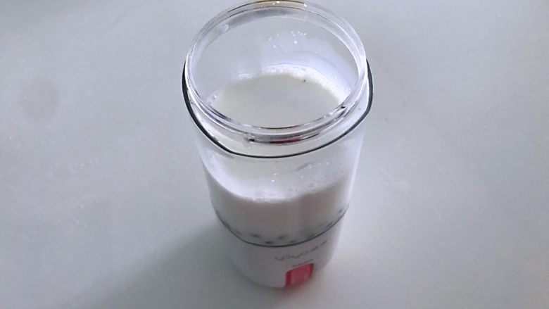 牛奶豌豆热饮,牛奶加热。我用的盒装<a style='color:red;display:inline-block;' href='/shicai/ 13431'>纯牛奶</a>,带包装放到煮过豌豆的水中5分钟,其间翻个面,晃一下,热得快。或者倒出牛奶在微波炉中叮一下,只要牛奶是热的就行。豌豆放入料理机,倒入牛奶,打至顺滑无渣,装杯,味道超赞,出门去玩都是可以带上喝的。