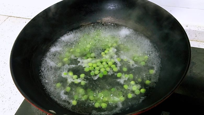 牛奶豌豆热饮,豌豆洗净，锅烧开水，豌豆放锅中煮熟。尽量选鲜嫩豌豆，自带清甜味，好吃，不过，这个季节的豌豆都比较嫩，没有看到长老的。