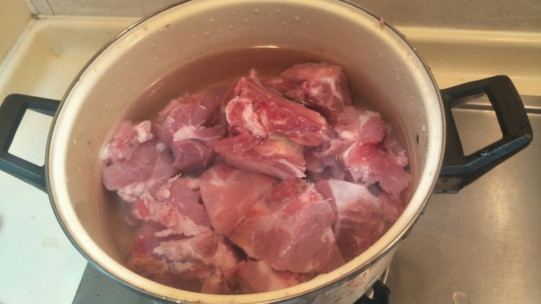 煲一锅好汤—砂锅排骨萝卜汤🍲,放入锅中。大火出水。
