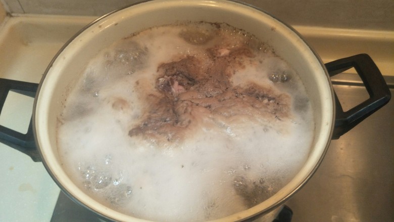 煲一锅好汤—砂锅排骨萝卜汤🍲,嗯,看到这种脏东西出来了以后关火。