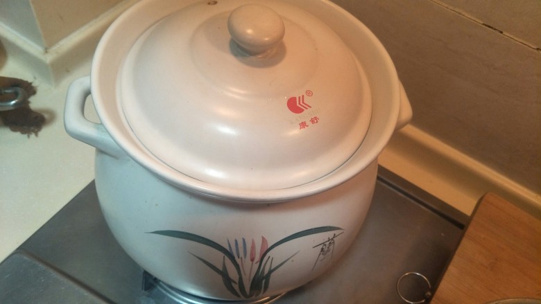 煲一锅好汤—砂锅排骨萝卜汤🍲,大火水烧开。