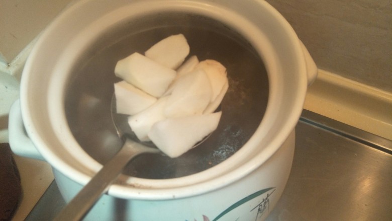 煲一锅好汤—砂锅排骨萝卜汤🍲,加入萝卜。